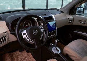 Подержанный автомобиль Nissan X-Trail 2010 года (16 фото)