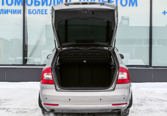 Подержанный автомобиль Skoda Octavia Liftback 2009 года (18 фото)