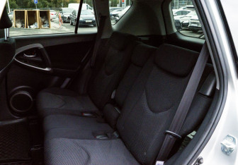 Подержанный автомобиль Toyota RAV4 2007 года (16 фото)