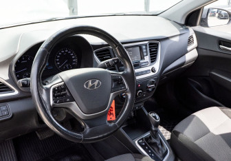 Подержанный автомобиль Hyundai Solaris Sedan 2017 года (14 фото)