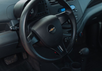 Подержанный автомобиль Chevrolet Spark 2013 года (9 фото)