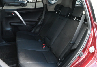Подержанный автомобиль Toyota RAV4 2015 года (17 фото)