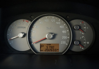 Подержанный автомобиль Kia Carens 2007 года (14 фото)