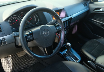 Подержанный автомобиль Opel Astra Sedan 2011 года (9 фото)