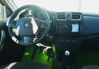 Подержанный автомобиль Renault Sandero 2018 года (10 фото)