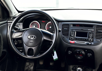 Подержанный автомобиль Kia Rio Sedan 2010 года (17 фото)