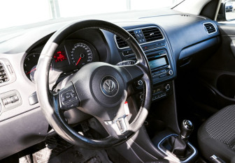 Подержанный автомобиль Volkswagen Polo Sedan 2012 года (14 фото)