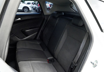Подержанный автомобиль Opel Astra Hatchback 2011 года (18 фото)