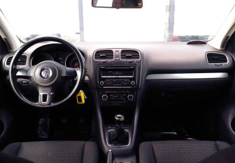 Подержанный автомобиль Volkswagen Golf Hatchback 2012 года (17 фото)