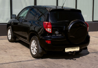 Подержанный автомобиль Toyota RAV4 2006 года (3 фото)