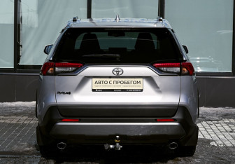 Подержанный автомобиль Toyota RAV4 2020 года (4 фото)