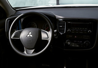 Подержанный автомобиль Mitsubishi Outlander 2014 года (17 фото)