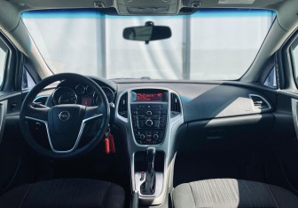 Подержанный автомобиль Opel Astra Hatchback 2011 года (11 фото)