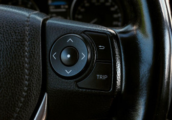 Подержанный автомобиль Toyota RAV4 2017 года (13 фото)