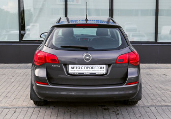 Подержанный автомобиль Opel Astra Wagon 2012 года (4 фото)