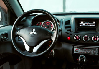 Подержанный автомобиль Mitsubishi L200 2012 года (16 фото)