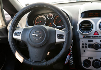 Подержанный автомобиль Opel Corsa 2008 года (11 фото)
