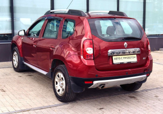 Подержанный автомобиль Renault Duster 2014 года (3 фото)