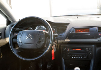 Подержанный автомобиль Citroen C5 Sedan 2009 года (11 фото)