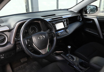 Подержанный автомобиль Toyota RAV4 2015 года (15 фото)