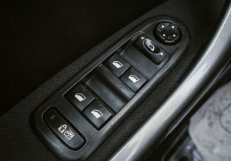 Подержанный автомобиль Peugeot 308 Hatchback 2009 года (15 фото)