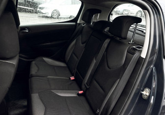Подержанный автомобиль Peugeot 308 Hatchback 2012 года (17 фото)