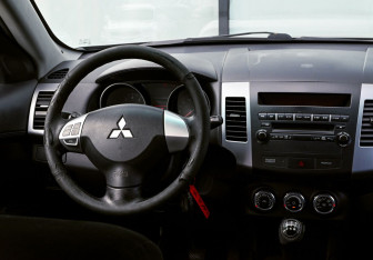 Подержанный автомобиль Mitsubishi Outlander 2011 года (17 фото)