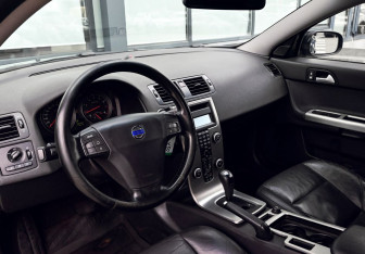 Подержанный автомобиль Volvo V50 2007 года (16 фото)