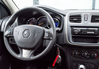 Подержанный автомобиль Renault Sandero 2018 года (11 фото)
