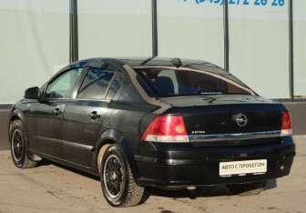 Подержанный автомобиль Opel Astra Sedan 2011 года (3 фото)