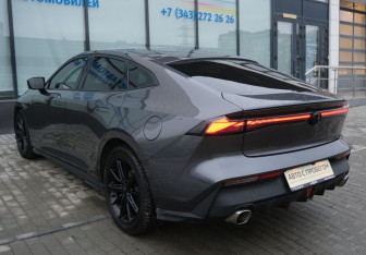 Подержанный автомобиль Changan UNI-V 2023 года (3 фото)