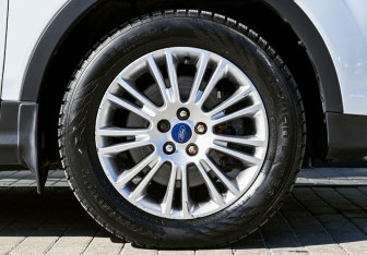 Подержанный автомобиль Ford Kuga 2014 года (19 фото)