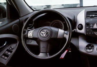 Подержанный автомобиль Toyota RAV4 2007 года (18 фото)