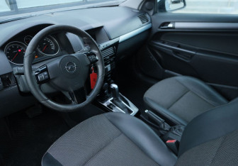 Подержанный автомобиль Opel Astra Hatchback 2008 года (9 фото)