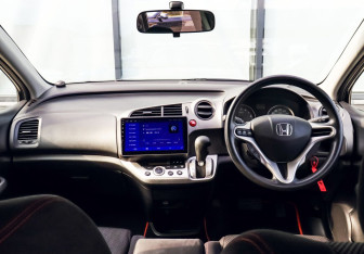Подержанный автомобиль Honda Stream 2010 года (16 фото)