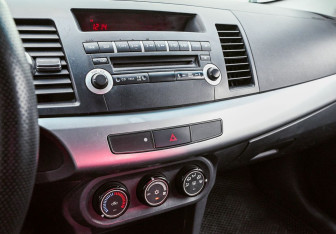 Подержанный автомобиль Mitsubishi Lancer Sedan 2010 года (13 фото)