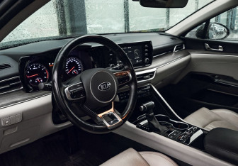 Подержанный автомобиль Kia K5 2021 года (17 фото)