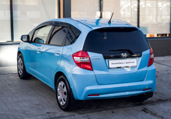 Подержанный автомобиль Honda Fit 2013 года (3 фото)