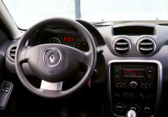 Подержанный автомобиль Renault Duster 2013 года (16 фото)