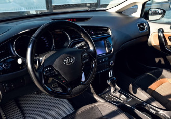 Подержанный автомобиль Kia Ceed Hatchback 2016 года (16 фото)