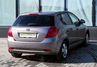 Подержанный автомобиль Kia Ceed Hatchback 2007 года (5 фото)