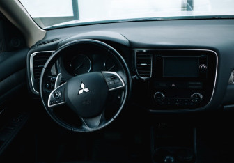 Подержанный автомобиль Mitsubishi Outlander 2012 года (10 фото)