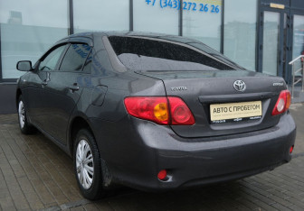 Подержанный автомобиль Toyota Corolla Sedan 2007 года (3 фото)