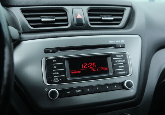 Подержанный автомобиль Kia Rio Sedan 2015 года (14 фото)