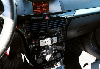 Подержанный автомобиль Opel Astra Sedan 2012 года (11 фото)