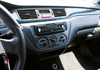 Подержанный автомобиль Mitsubishi Lancer Sedan 2005 года (10 фото)