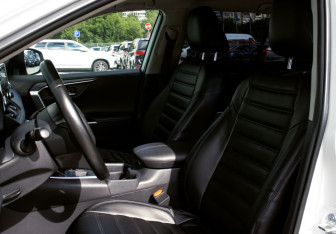 Подержанный автомобиль Toyota RAV4 2020 года (16 фото)