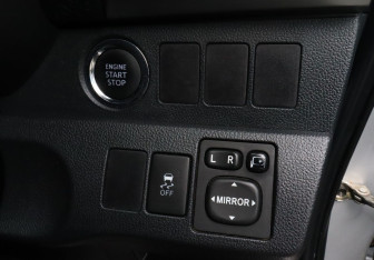 Подержанный автомобиль Subaru Trezia 2013 года (13 фото)