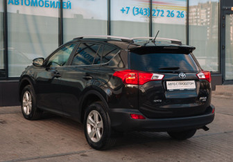 Подержанный автомобиль Toyota RAV4 2014 года (3 фото)