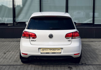 Подержанный автомобиль Volkswagen Golf Hatchback 2012 года (4 фото)
